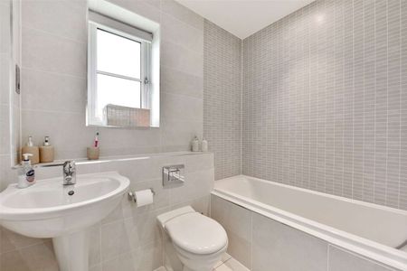 A stunning contemporary three bedroom home in a beautiful courtyard development. - Photo 4