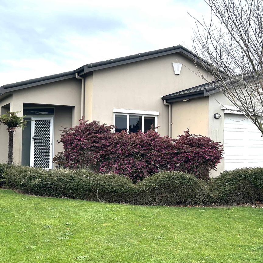 4 Bedroom, Clive - Photo 1