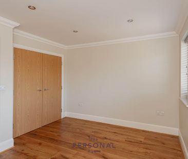 Oaktree Close, Epsom - Photo 2