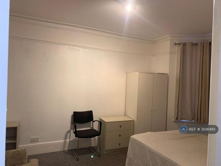 1 bedroom in a house share to rent - Photo 2