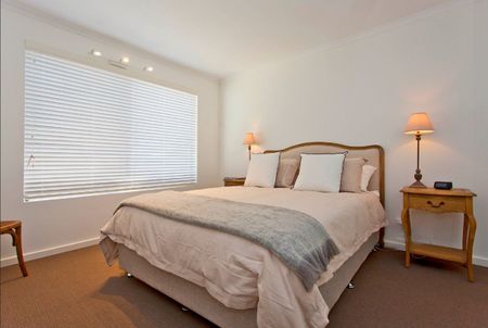 Convenient Central Apartment - Photo 2