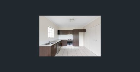 Bright Top-Floor Apartment in a Quiet, Convenient Location - Photo 5