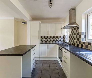 Three bedroom house available immediately in desirable location - Photo 6