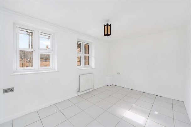 Gainsborough Court, Lime Grove, London, W12 - Photo 1