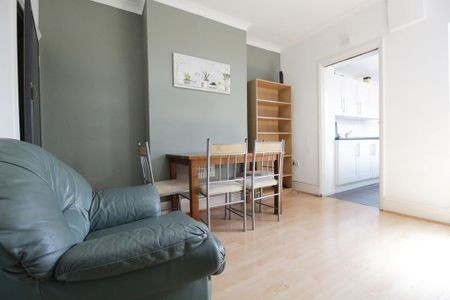 1 bedroom in a house share to rent - Photo 2