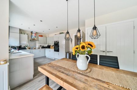 4 bedroom detached house to rent - Photo 5