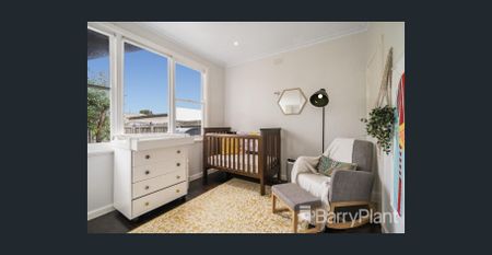 Conveniently located, immaculate 3 bedroom home. - Photo 3