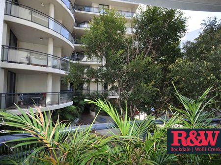 Spacious & Private 2 Bedroom Apartment - Photo 4
