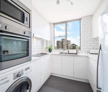 Renovated Fully Furnished Apartment with Stunning Middle Harbour Views - Photo 1