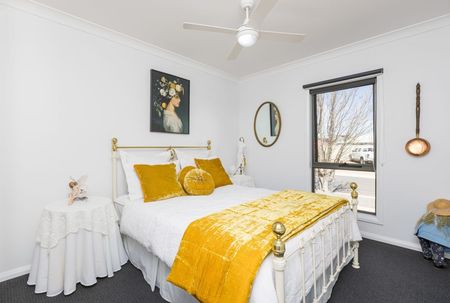 Modern 3 Bedroom Home in Sought-After Location - Photo 2