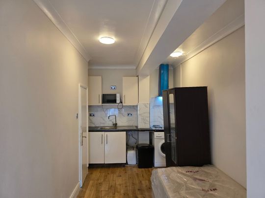 Studio Flat, Fleetwood Road, NW10 - Photo 1