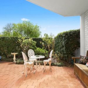 Exclusive Raleigh Park house sized 3 bedroom garden apartment! - Photo 2