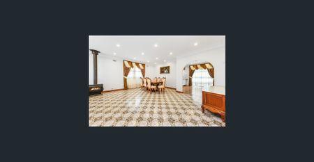 FREE Water & Electricity and Gas. Top floor of family home for lease - Photo 3