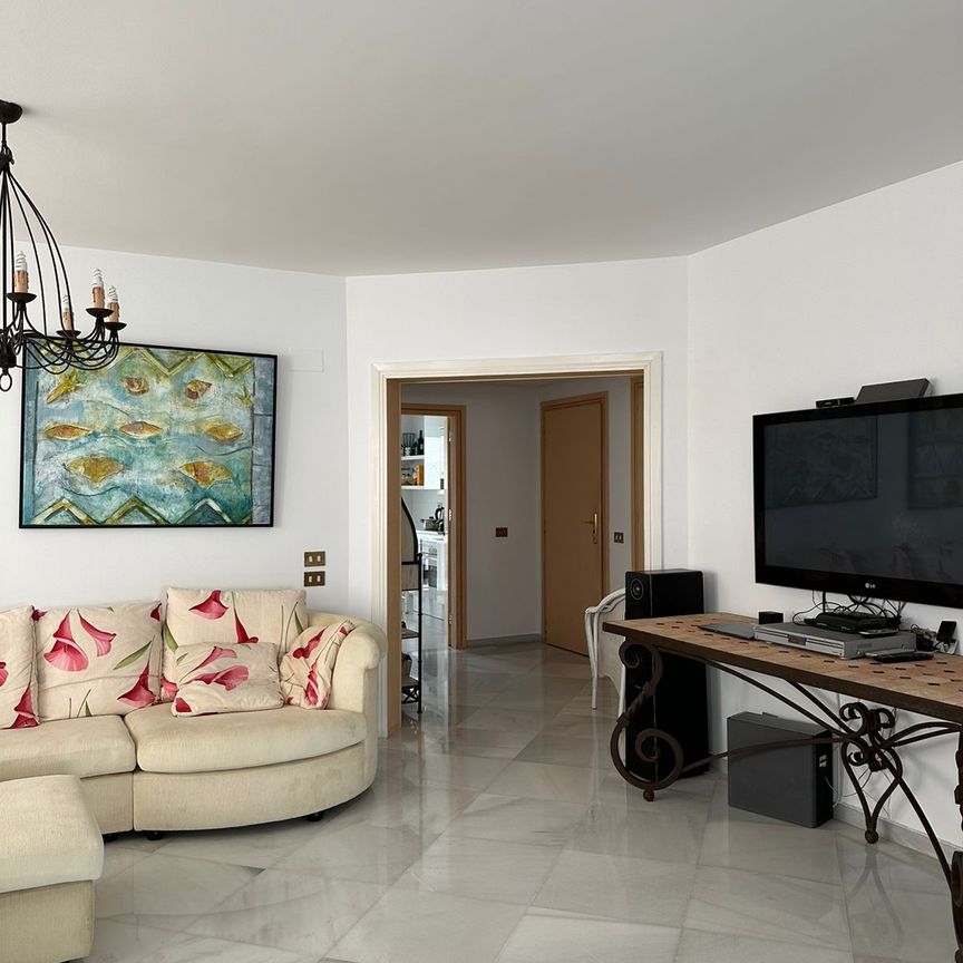 Elegant two-bedroom apartment in Puerto Banús for rent with stunning sea views - Foto 1