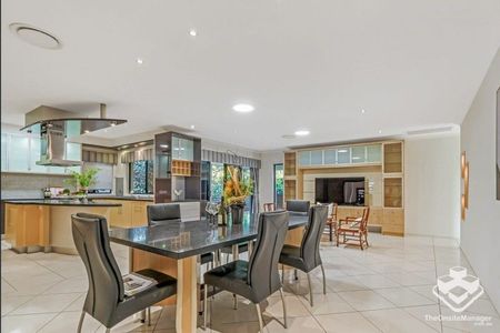 Robertson Luxury 6-Bedroom Family Home with Cinema, Granny flat - Photo 3