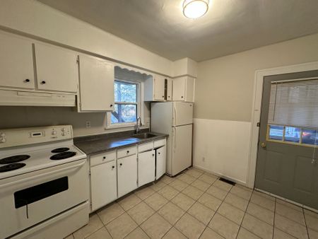 For Lease - 202-204 Mckay Avenue, Windsor, Ontario - Photo 3