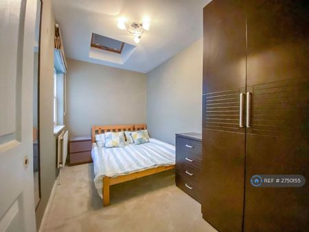 3 bedroom flat to rent - Photo 4