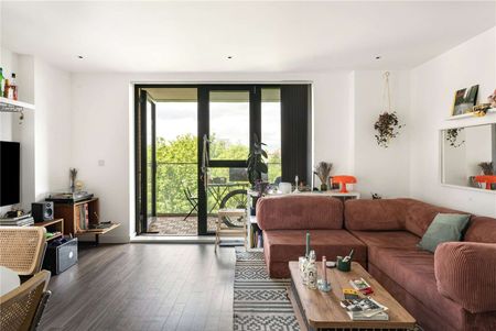 Spacious two bedroom, two bathroom apartment with private outside space in a beautiful conversion. - Photo 4