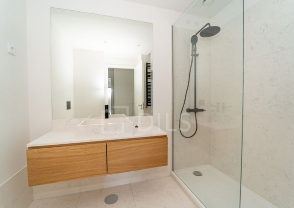 Apartamento T2 no Porto com varanda, garagem e arrumos