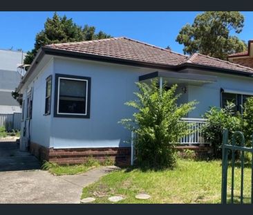 SPACIOUS THREE BEDROOM HOME IN A SOUGHT AFTER LOCATION - Photo 6