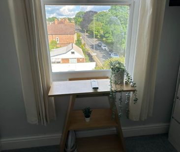 Room 3: Flat 4, 30 Stoke Road, Guildford, GU1 4HR - Photo 2