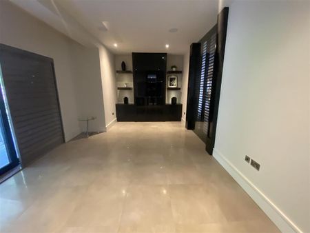 5 bedroom detached house to rent - Photo 2