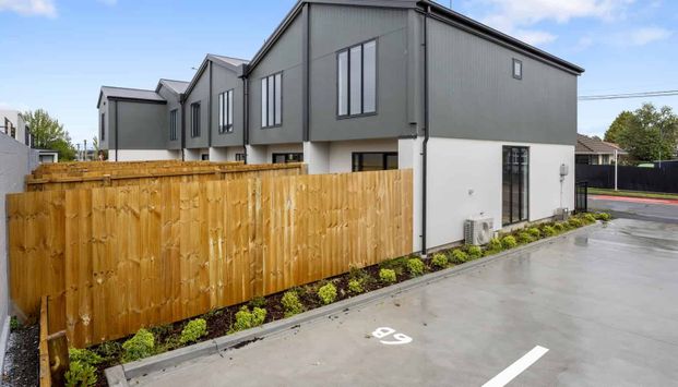 Two Bedroom Townhouse - Great Location! - Photo 1