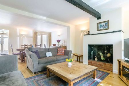 Attractive character cottage on a tree lined road - Photo 2