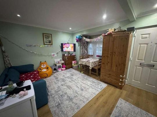 Kenilworth Avenue Romford, RM3 - Photo 1