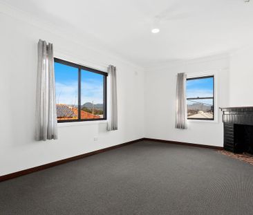 Spacious, freshly renovated top floor unit - Photo 3