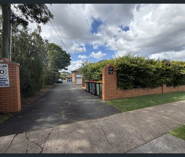 Partly Furnished Convenient Living in the Heart of Annerley - Photo 2