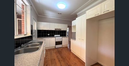 Spacious 3 Bedrooms House, Walk to Carlingford Village & shopping centre (6 month lease only) - Photo 5