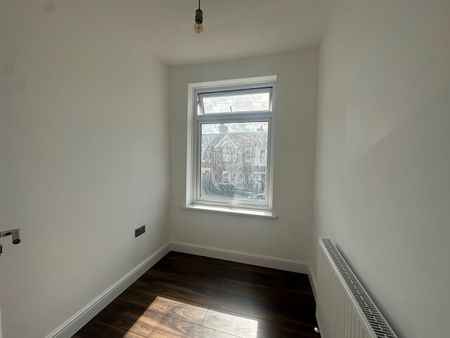 4 Bed Terraced House, Movers Lane, IG11 - Photo 2