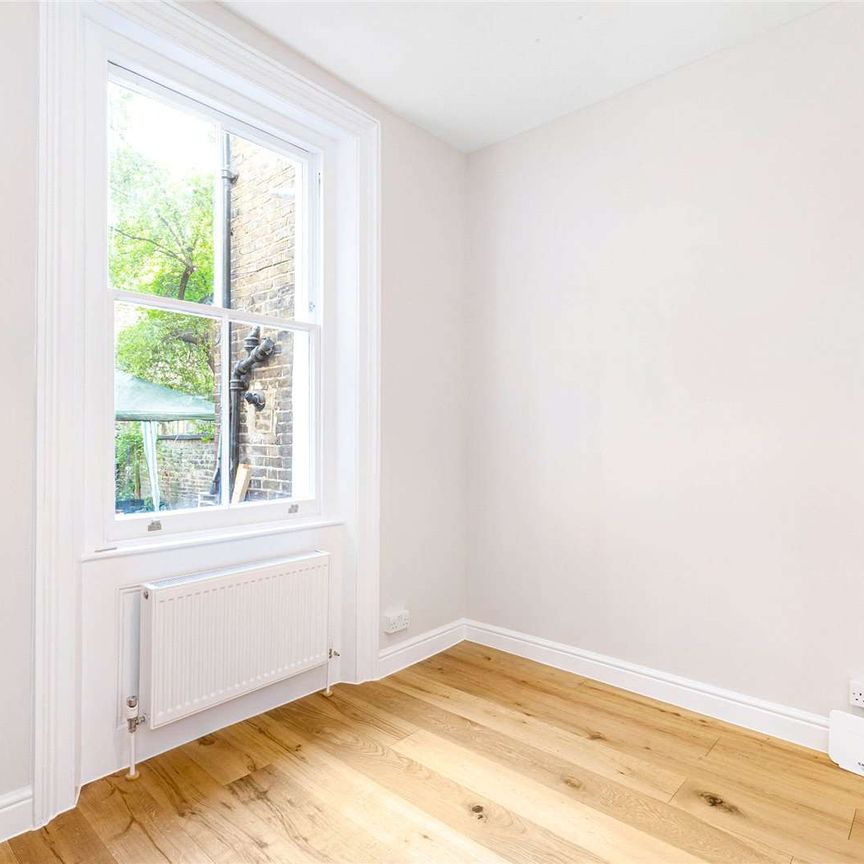 A ground floor studio apartment conveniently located for Marylebone High Street. - Photo 1