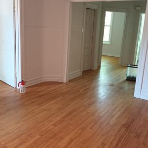 METRO PIE-1X GRAND 5 1/2 LIBRE +STATIONNEMENT - Photo 2