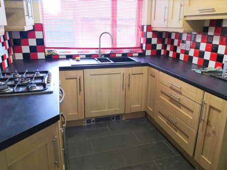 3 Bedroom Semi-Detached House for Rent - Photo 5