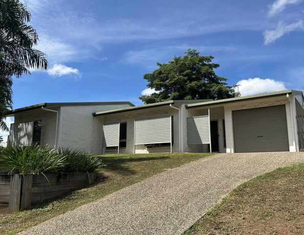 SPACIOUS FAMILY HOME IN SOUGHT AFTER EDMONTON! - Photo 1