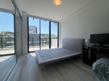 Top Floor 1 Bedroom Apartment &vert; Fully Furnished - Photo 4