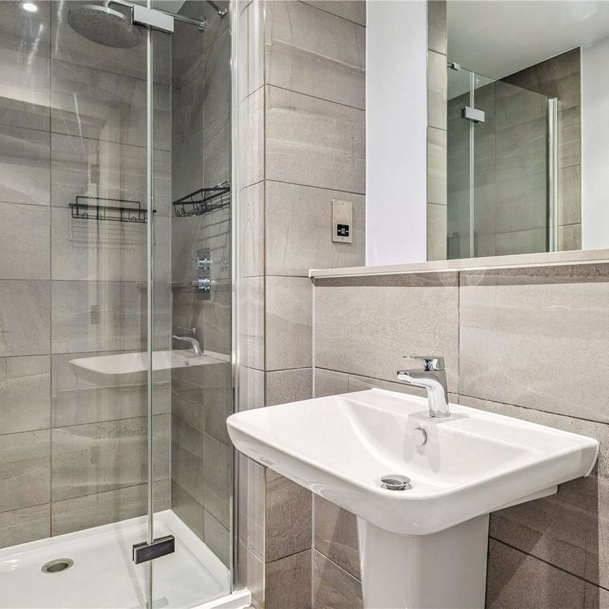 Fully Furnished 24th Floor Two Double Bedroom Apartment in the highly acclaimed Axis Tower development. Incredible views on offer, and a high spec/finish throughout. - Photo 1