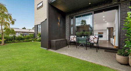 Modern Ground-Floor Apartment Comfort Meets Convenience - Photo 4