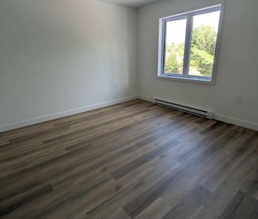 5 1/2 dans un Triplex - 2 salles de bain - Photo 2