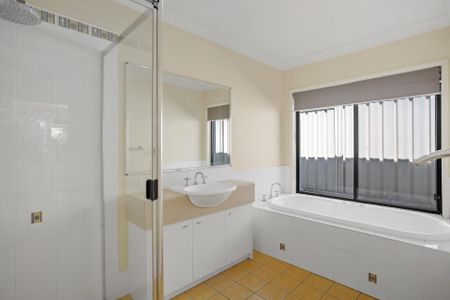 Large 4 Bedroom Family Home - Photo 3