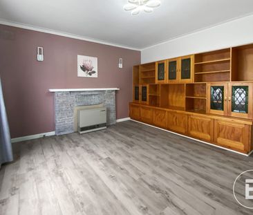 NEAT & TIDY 3 BEDROOM CLOSE TO SCHOOLS AND SHOPS - Photo 2