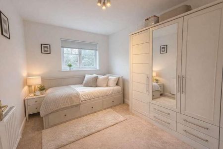 Stunning Bedroom House In Magnolia Gardens, HA8 - Photo 4