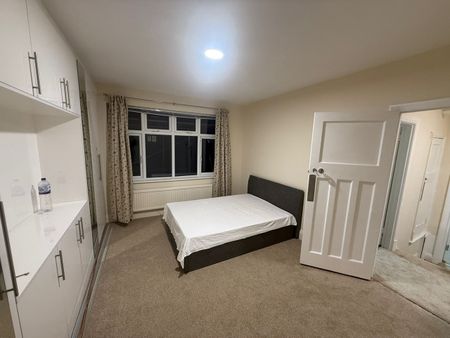 3 Bed Semi-Detached House, Raymead Avenue, CR7 - Photo 3