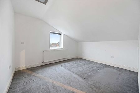 Spacious and well-designed second-floor apartment with an open-plan living area in a desirable location. Offered unfurnished and available now. - Photo 5