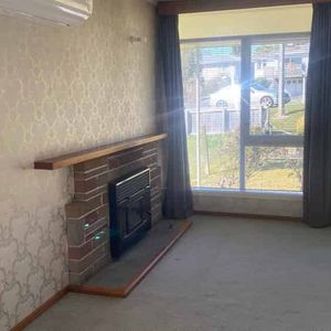 Sunny 3 Bedroom Home with Sleepout - Photo 2