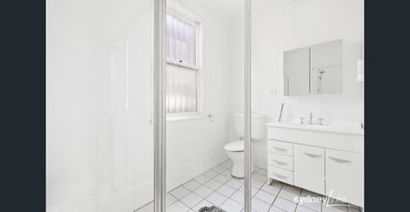 Fully Furnished Spacious Room with AirconHigh Ceiling & Balcony! All bills and internet are included - Photo 3