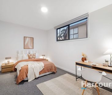 Stylish Three-Bedroom Townhouse in a Prime Notting Hill Location. - Photo 2
