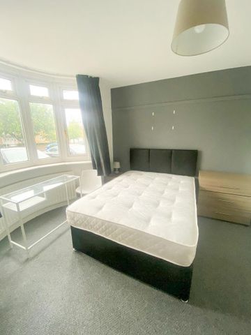 1 bedroom in a house share to rent - Photo 2